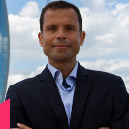 Mario Gavira Etzel, Travelier